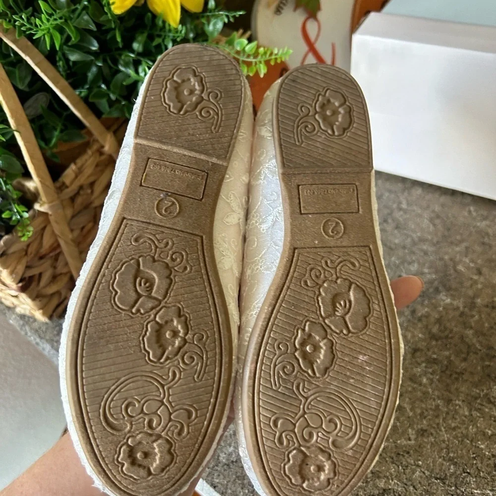 NIB SO Size 2 PENSACOLA White lace flats